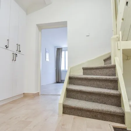 Grand 3 Bedroom Mezonet Appartamento *